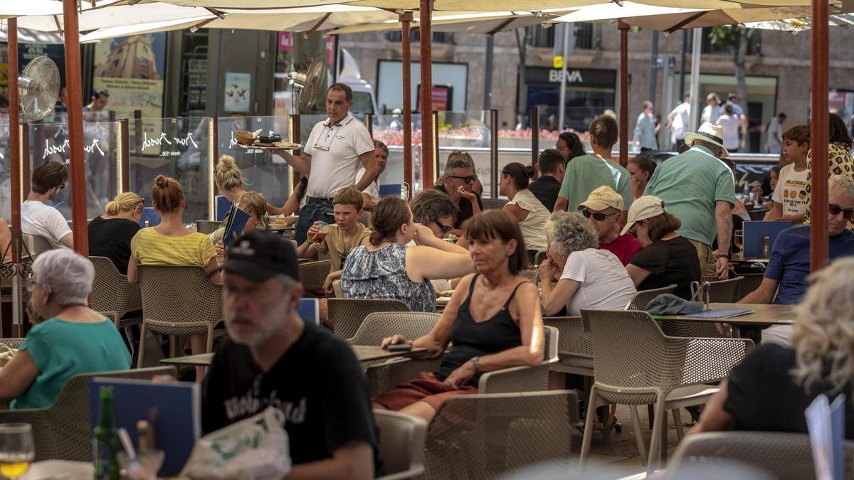 Los sindicatos exigen que los salarios en hoteles, bares, restaurantes y discotecas por encima del 5% durante el próximo año.