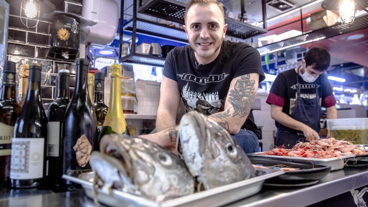 Pau Navarro, Betreiber des Stands "Mercat Negre" im Mercat de l'Olivar in Palma de Mallorca.