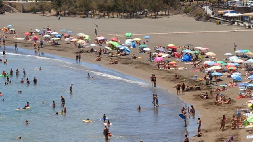 Bañistas disfrutando de un día de playa en Melenara | santi blanco