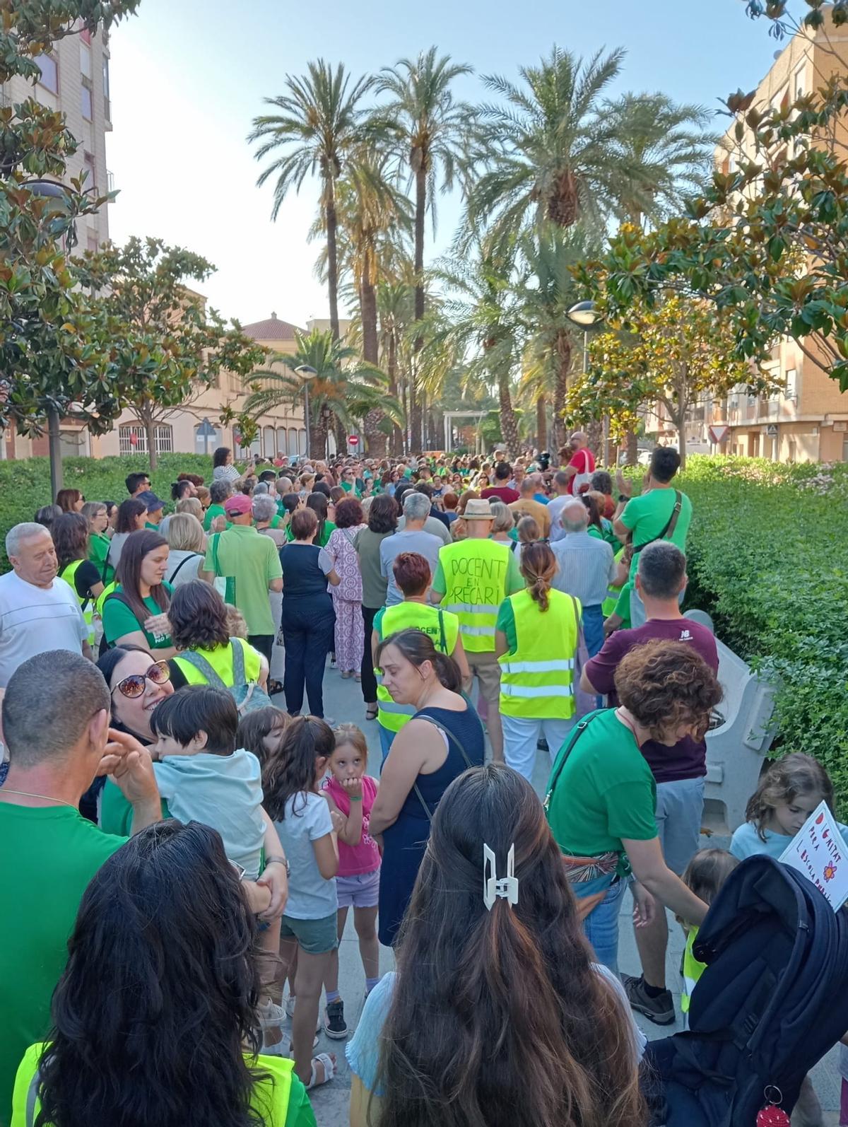 Participantes en la manifestación de Algemesí.