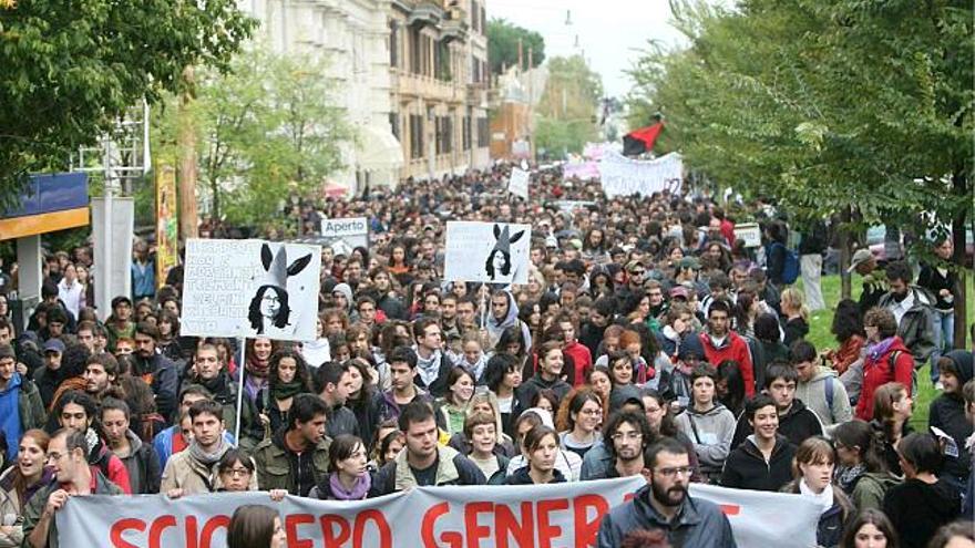 Italia protesta contra la ley educativa de Berlusconi