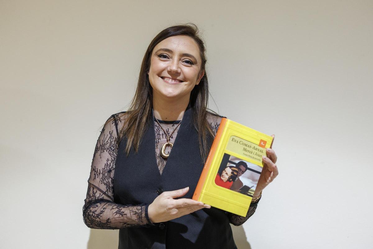 Eva Comas-Arnal amb el seu llibre "Mercè i Joan"