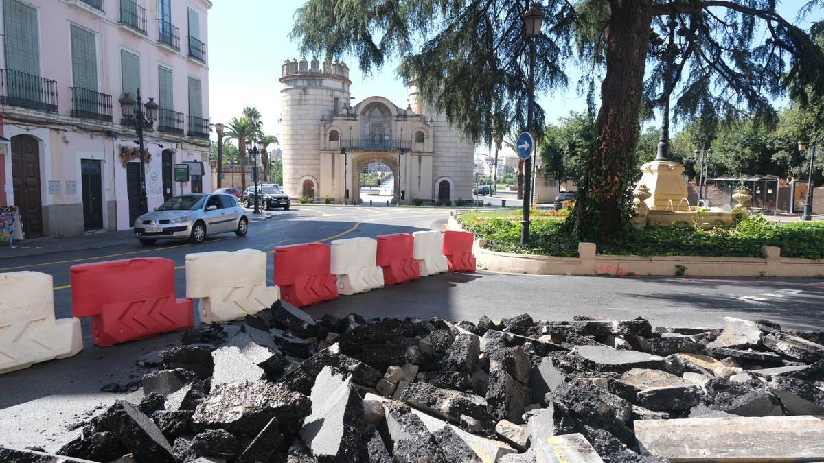 La obra se acomete en dos fases y ya se ha cortado la mitad derecha de la plaza.