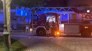 Los bomberos rescatan a una mujer atrapada en su vivienda del R-66 en Cáceres