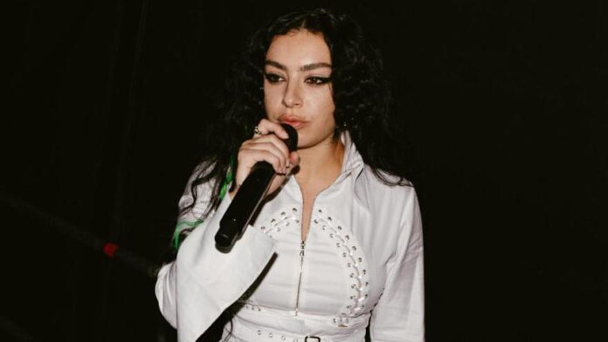 Charli XCX, the irresistible leader of the illegal “rave” dream