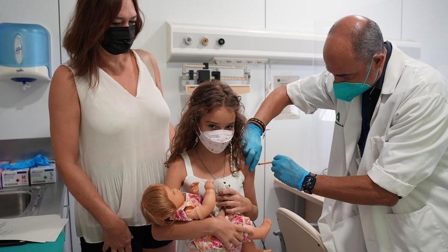 Los niños cordobeses preparan la vuelta al cole con su vacuna covid