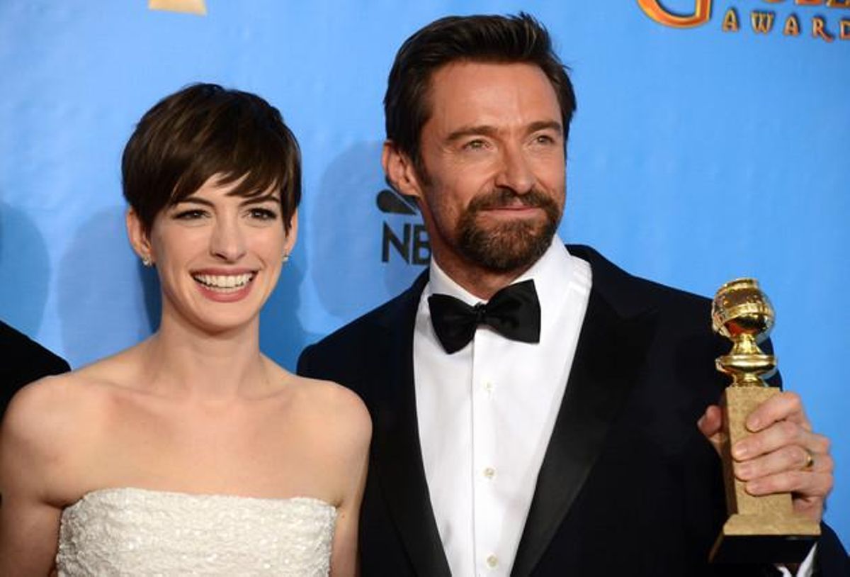 Anne Hathaway i Hugh Jackman posen amb el premi a la millor comèdia o musical per ’Los miserables’.