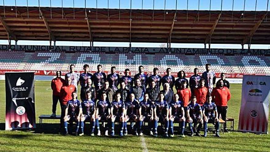 El equipo posó en una foto oficial con los representantes de las empresas mexicanas patrocinadoras.