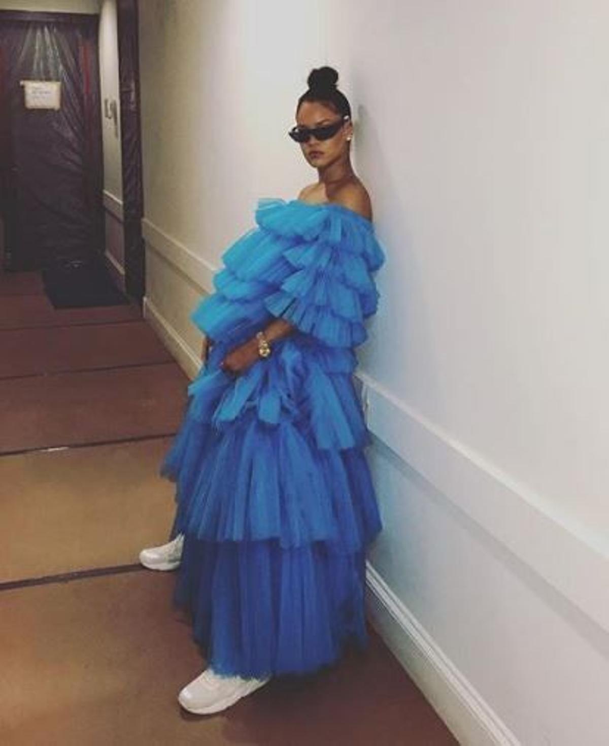 Rihanna con vestido de tul azul y zapatillas