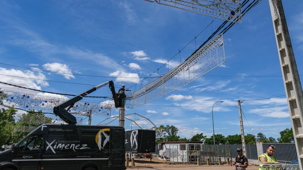 Instalación de las luces en el ferial por la empresa Ximénez.