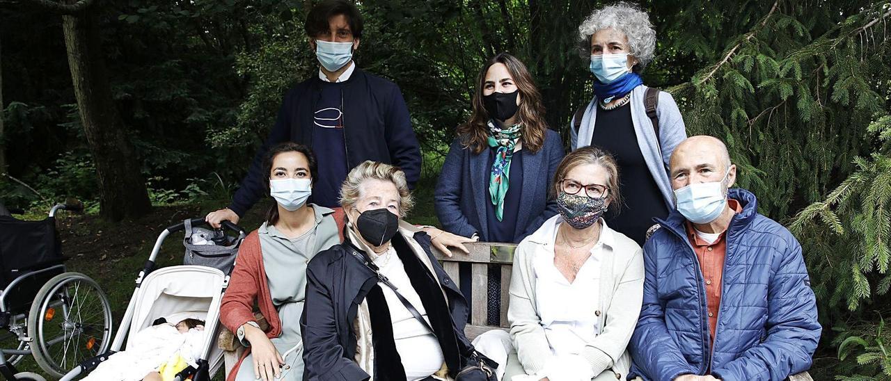 Por la izquierda, el nieto de Juan González, Gael García, dormido en su carricoche; de pie, Gerardo García (yerno), Paloma Hernández (sobrina) y Ana Izquierdo (cuñada). Sentados, Paula González (hija), Carmen Cabezudo (suegra), Ana Hernández (viuda) y Jorge González (hermano).