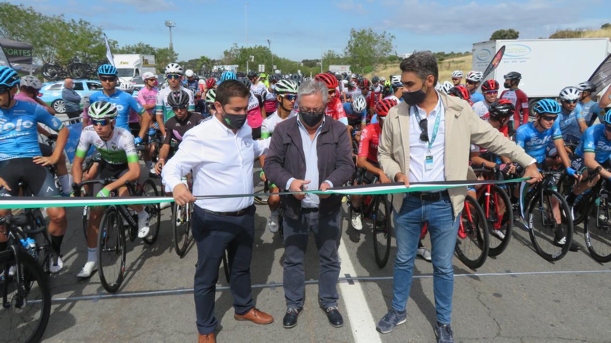 Corte protocolario de cinta en el inicio de la Vuelta Ciclista a Extremadura