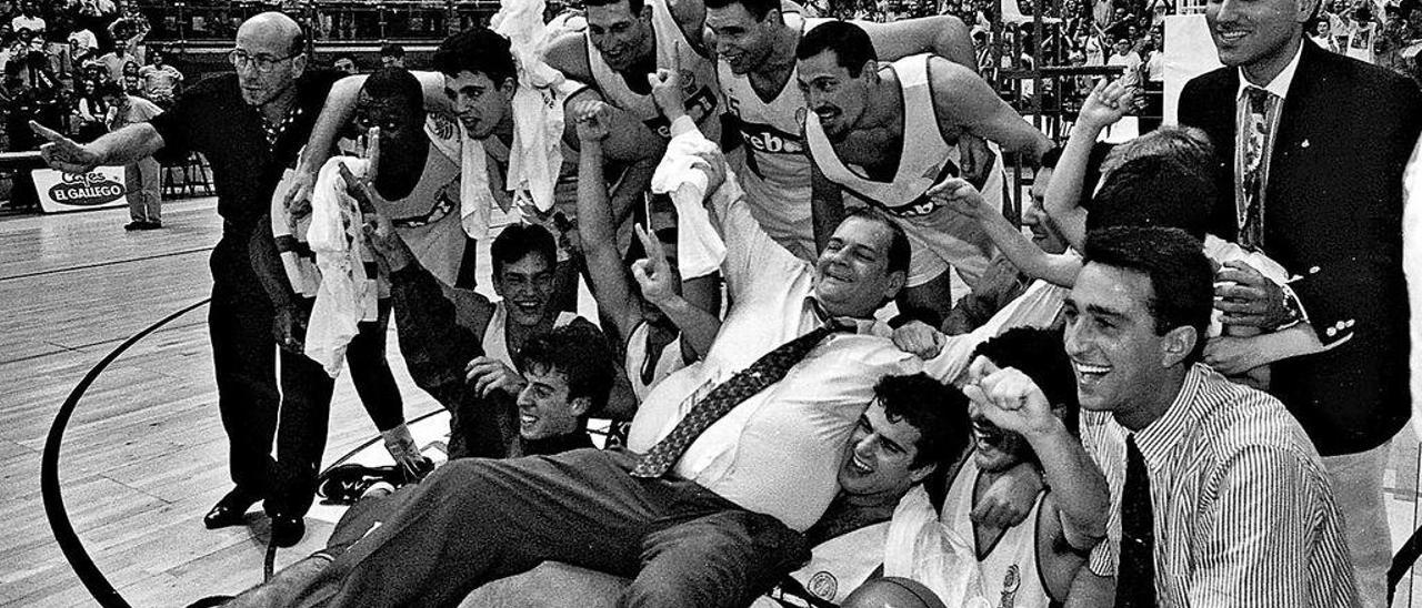 Tino Grana, de corbata y tumbado sobre los jugadores, celebra con la plantilla el ascenso a la ACB.