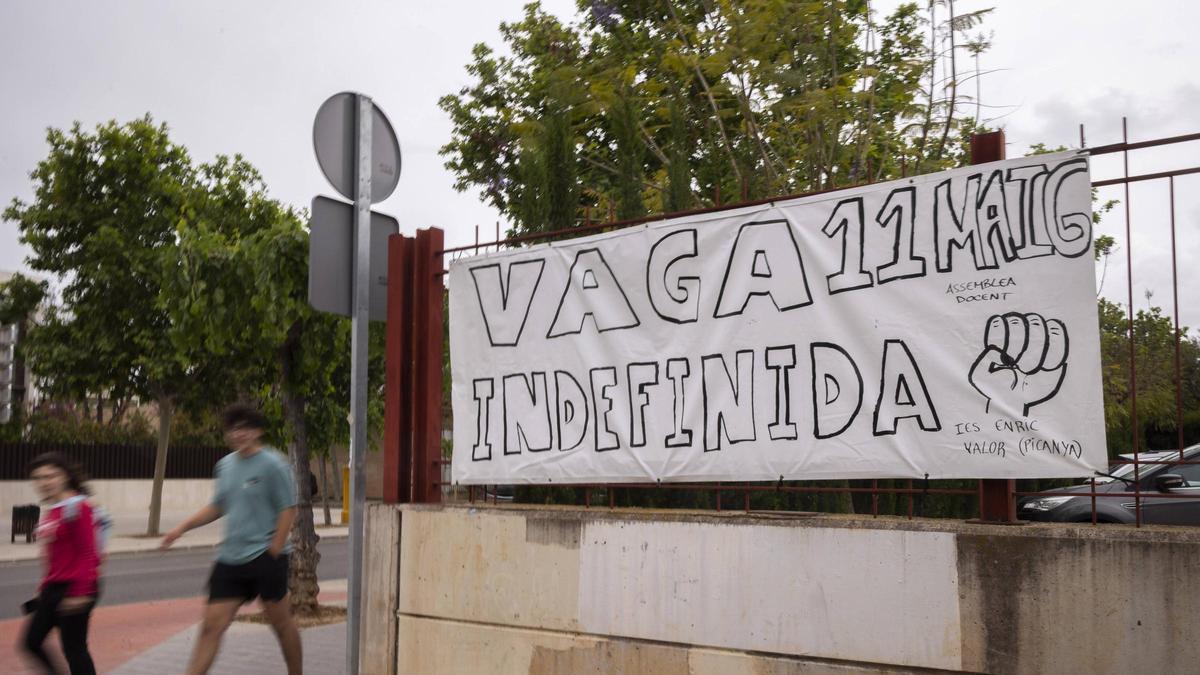 Una pancarta sobre la huelga en el IES Enric Valor de Picanya