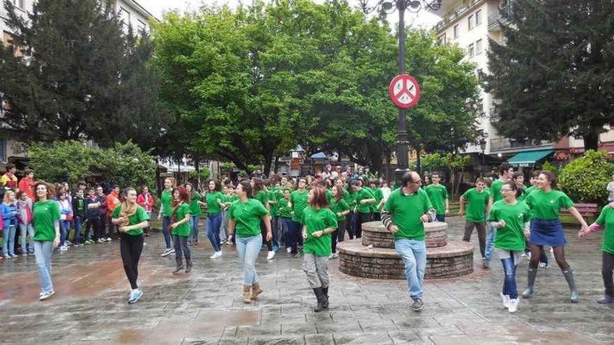 El &quot;flash mob&quot; realizado en Cangas de Onís.