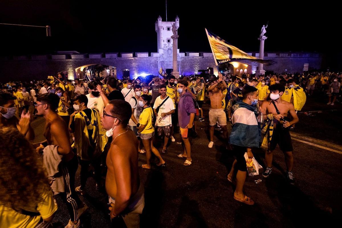 Cientos de aficionados cadistas han querido celebrar la subida a Primera División de su equipo en la fuente de las Puertas de Tierra.