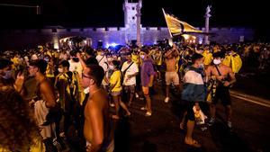GRAF7093. CÁDIZ, 13/07/2020.- Pese a los llamamientos a la prudencia y la responsabilidad, cientos de aficionados cadistas han querido celebrar la subida a Primera División de su equipo en la fuente de las Puertas de Tierrra, hoy domingo en Cádiz, que estaba vallada para evitar esta aglomeración ante los brotes de coronavirus que se están produciendo en todo el país. EFE/Román Ríos
