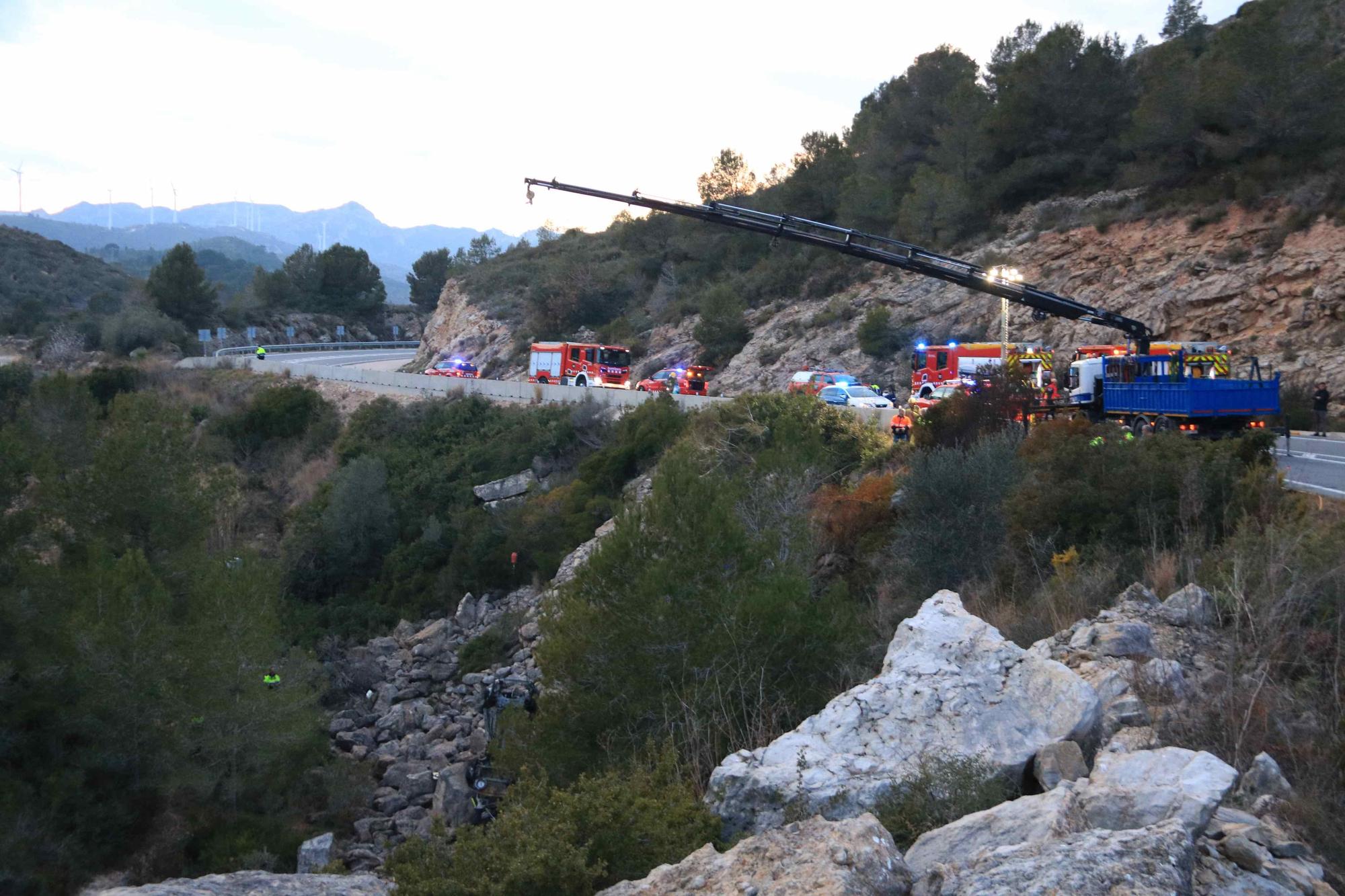 Tres menors morts i un ferit crític en caure un cotxe per un barranc al Perelló