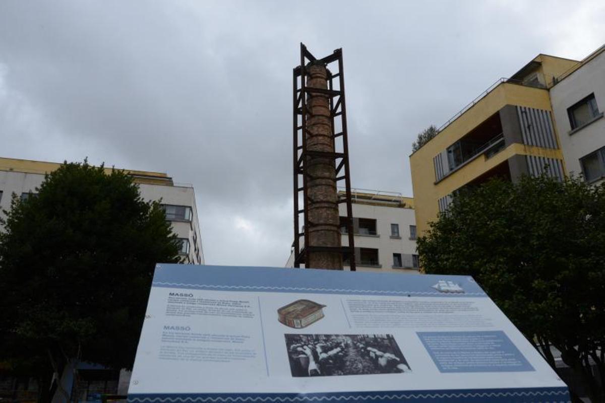 La chimenea, con la estructura metálica, en la Praza Massó de Bueu y un panel sobre la conservera. |  / G.N