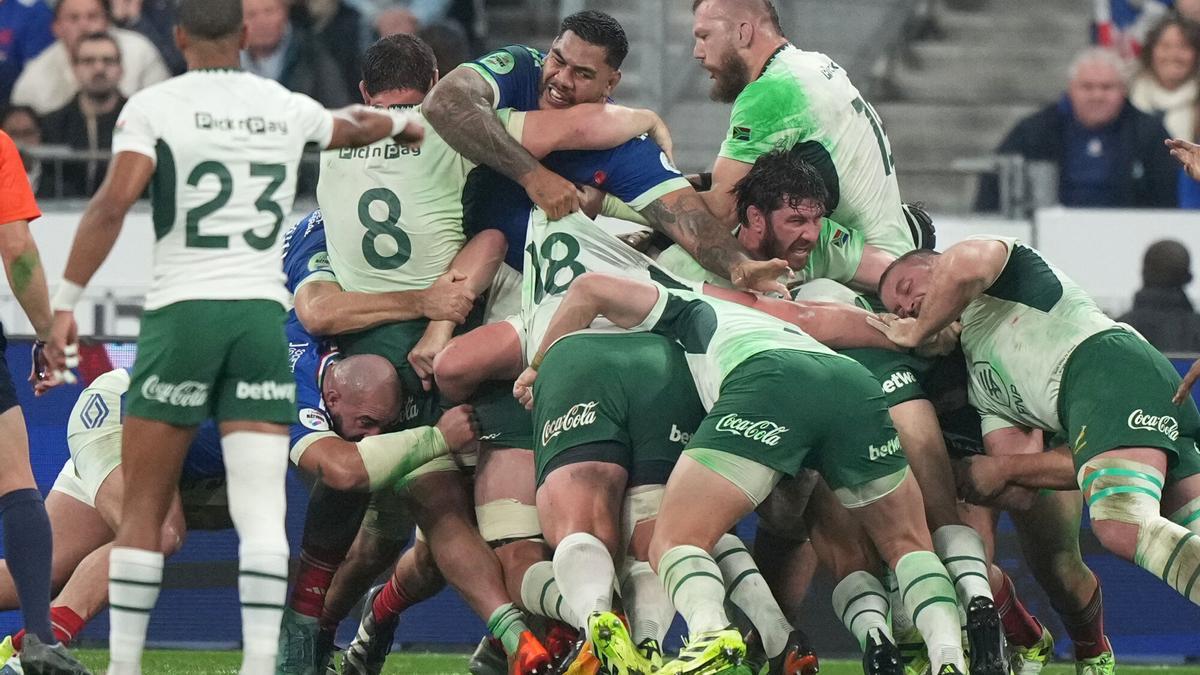 La delantera de Sudáfrica carga con un maul en el partido de la ventana de Otoño de rugby ante Francia en París