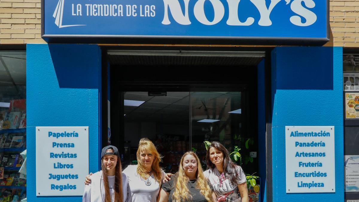 En imágenes | La Tiendica de las Noly’s: el pequeño comercio de Zaragoza que conquistó TikTok sin perder su esencia de barrio
