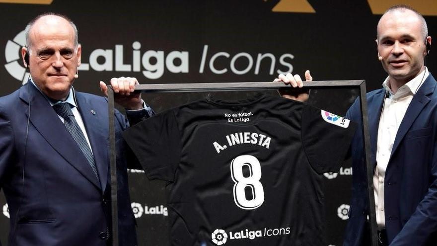 Javier Tebas presenta a Andrés Iniesta como LaLiga Icon.