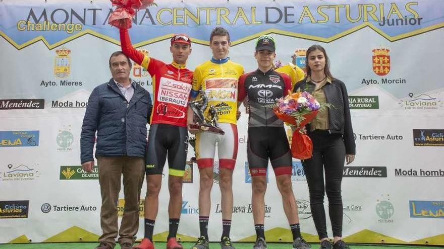 Los tres primeros de la general (de izquierda a derecha, Pablo García, Pablo Castrillo y Sergio Gutiérrez), en el podio con el concejal de Laviana Bernardino Otero.