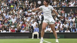 Carla Suárez devuelve un golpe de revés en el partido ante Barty en la central