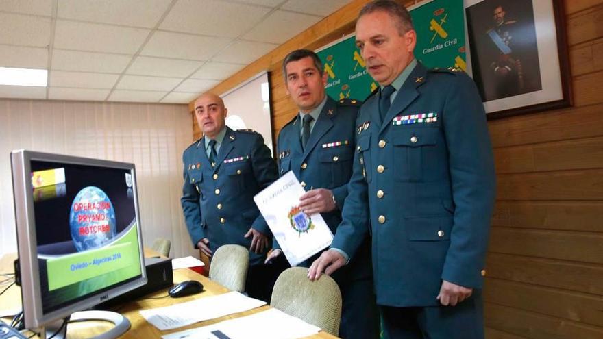 Por la izquierda, el teniente coronel Luis Germán Avilés, el comandante Alejandro Anelo y el capitán Víctor Leiva, ayer, en el acuartelamiento de la Guardia Civil del Rubín.