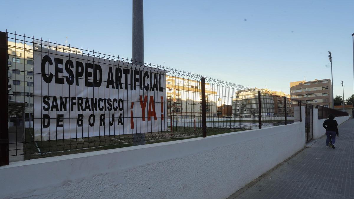 Pancarta instalada en el campo del CF Mare Nostrum hace más de cuatro años.