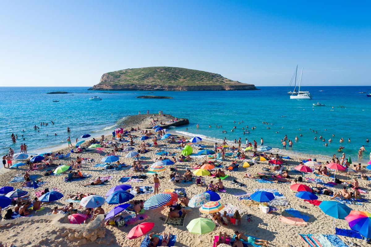 La Cala Conta está formada por finas y nacaradas arenas y aguas de un intenso color turquesa.