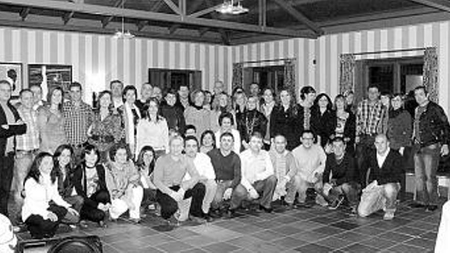 Los asistentes a la reunión de los bachilleres cangueses nacidos en 1967.