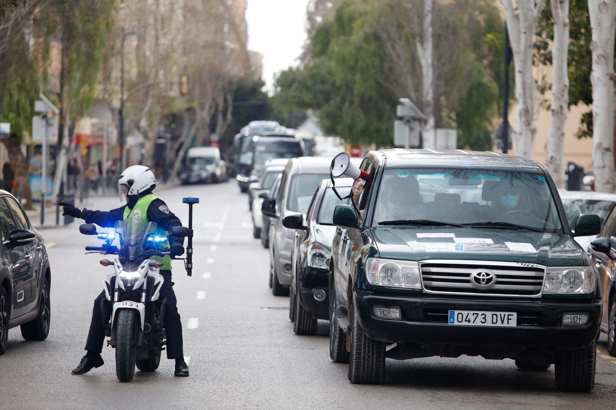 La manifestación motorizada de las patronales de Ibiza congrega a 120 vehículos