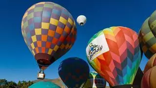 El cielo de Ecuador se llena de globos aerostáticos en el festival de la Mitad del Mundo
