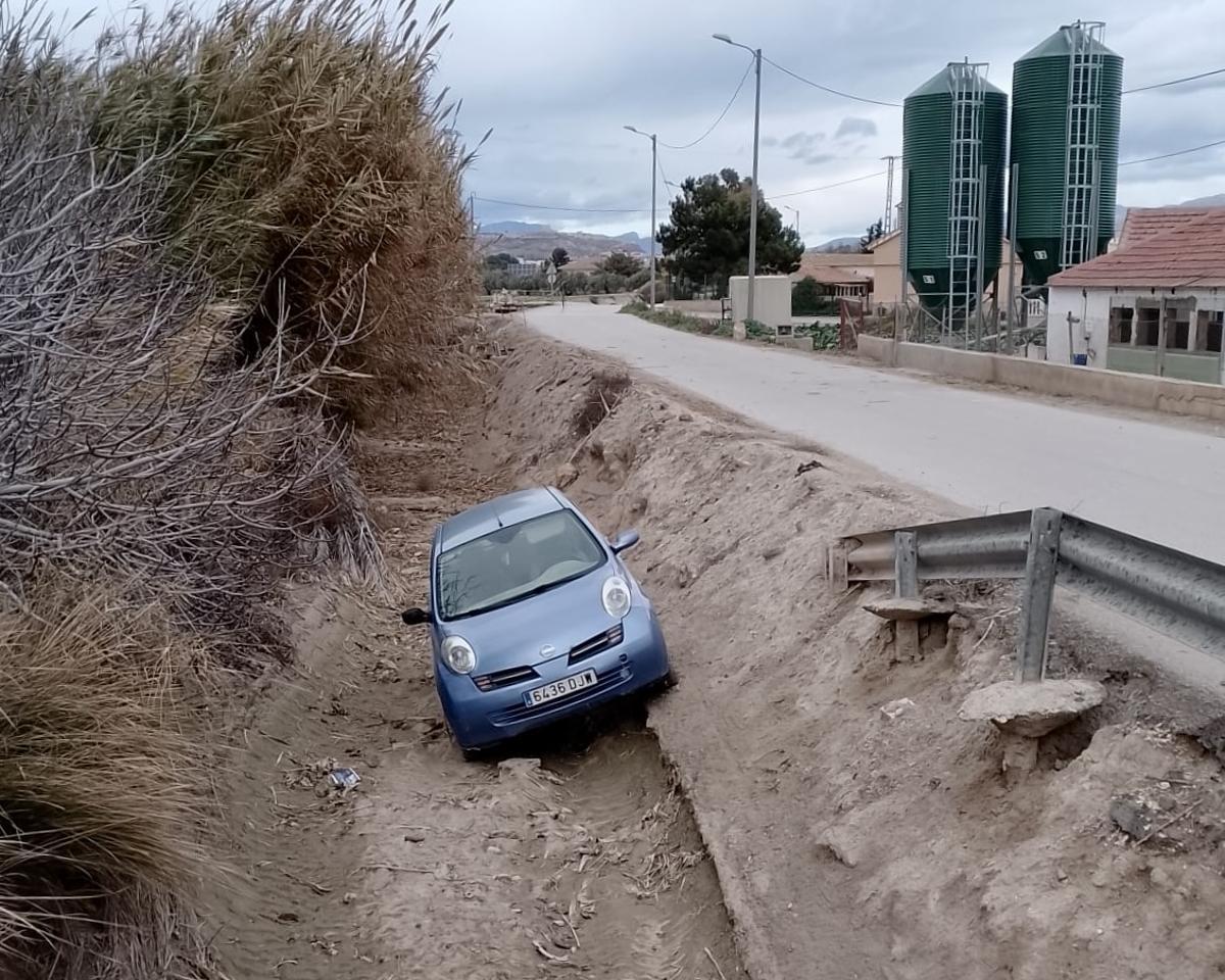 Vehículo en uno de los canales de la zona.