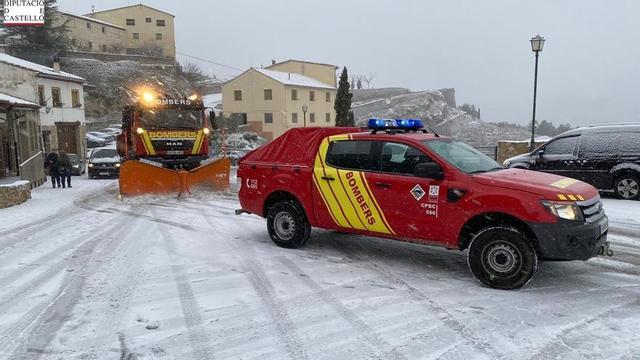 Bomberos actuando en Coll d'Ares en el temporal Filomena