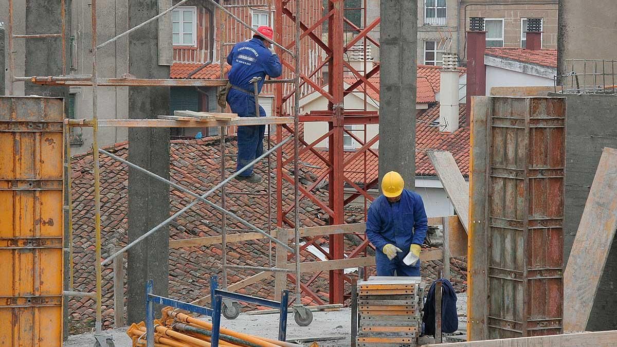 Unos albañiles, durante la construcción de la estructura de un edificio. Unos albañiles, durante la construcción de la estructura de un edificio.