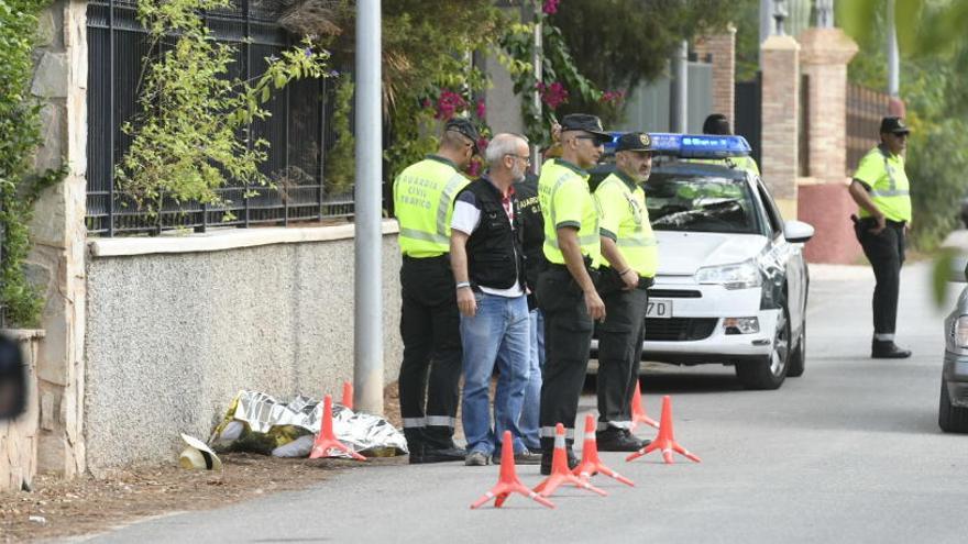 El cuerpo, junto a investigadores.