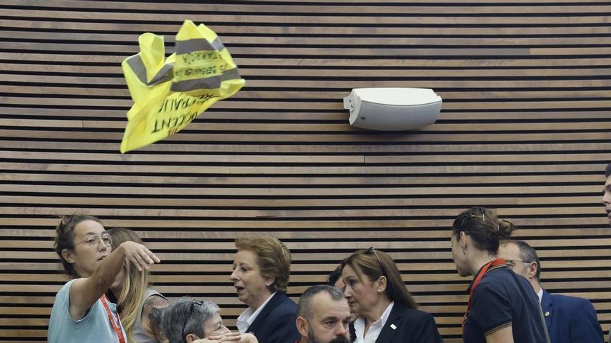 PP y Vox se abren a que las Corts denuncie a las profesoras que protestaron en el pleno
