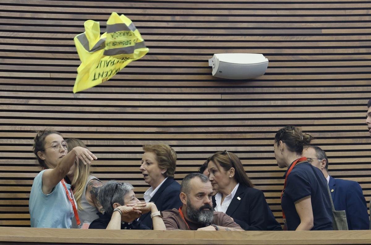 21/05/2026 Desalojan del hemiciclo de Les Corts a un grupo de profesoras al protestar entre gritos de 'Consellera, dimisión' a Ortí. Los servicios de Les Corts han desalojado a un grupo de profesoras que seguía la sesión de control de este jueves desde la tribuna de público del hemiciclo del parlamento valenciano, cuando han comenzado a proferir gritos y a lanzar billetes con las caras del 'president' de la Generalitat, Juanfran Pérez Llorca, y de la consellera de Educación, Carmen Ortí, tras una intervención de esta última, como gesto de protesta a la postura del Consell ante las reivindicaciones de los docentes en la huelga indefinida que se inició la semana pasada. ESPAÑA EUROPA COMUNIDAD VALENCIANA POLÍTICA ROBER SOLSONA/EUROPA PRESS