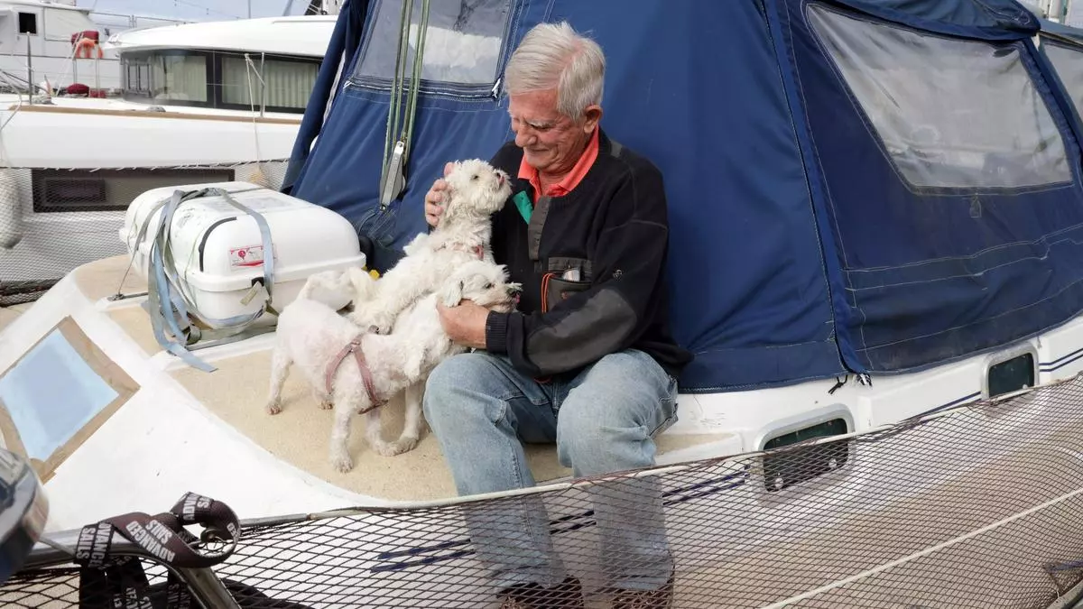 Rafael lleva tres años viviendo con sus perras en un barco en el Náutico de Vigo: «Estoy en el centro y tengo todo cerca»