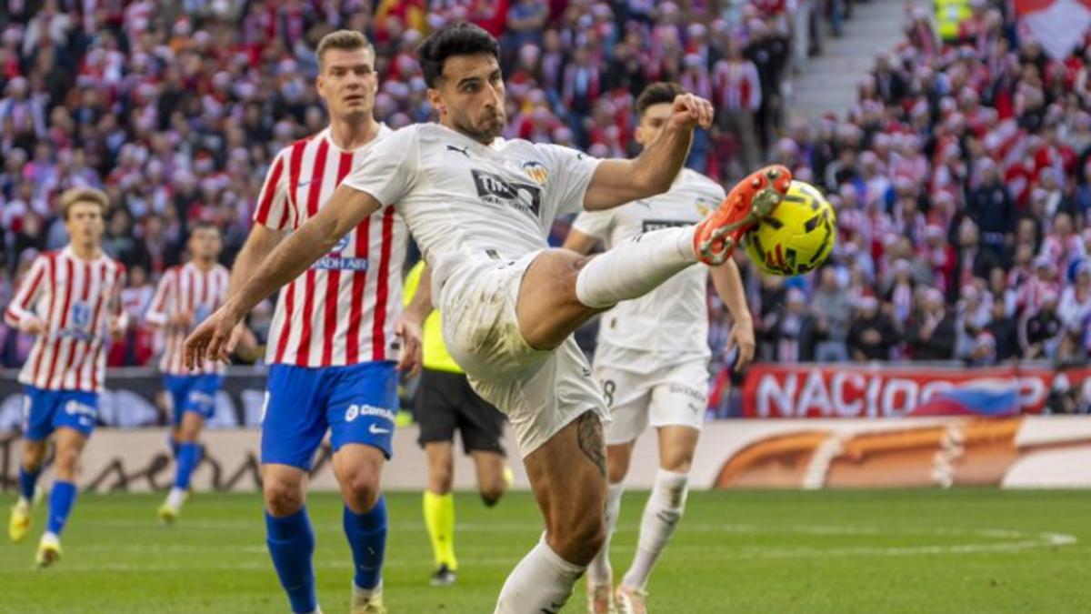 Cömert, despejando ante Sorloth