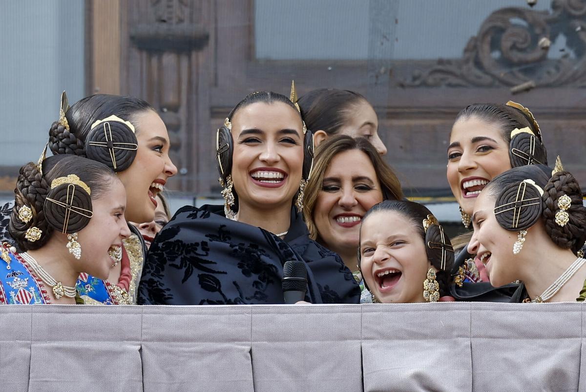 La alcaldesa de Valencia, María José Catalá (4ª d), asiste junto a las falleras mayores al disparo de la novena mascletà de las Fallas 2026 en la Plaza del Ayuntamiento de València, a cargo de Pirotecnia Crespo, de Alzira (Valencia).