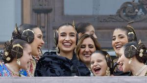 La alcaldesa de Valencia, María José Catalá (4ª d), asiste junto a las falleras mayores al disparo de la novena mascletà de las Fallas 2026 en la Plaza del Ayuntamiento de València, a cargo de Pirotecnia Crespo, de Alzira (Valencia). 