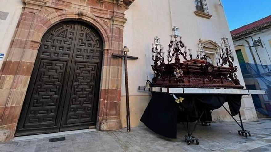 El trono de Santa Cruz, esperando en la puerta de San Felipe durante esta mañana de Viernes de Dolores.