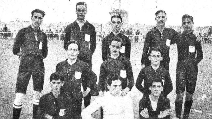 Equipo del Alfonso XIII que inauguró el campo del Buenos Aires.