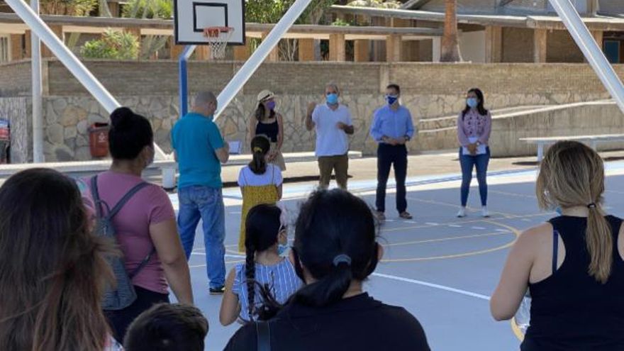 Reunión del concejal de Salud-La Salle con los padres de los niños inscritos.