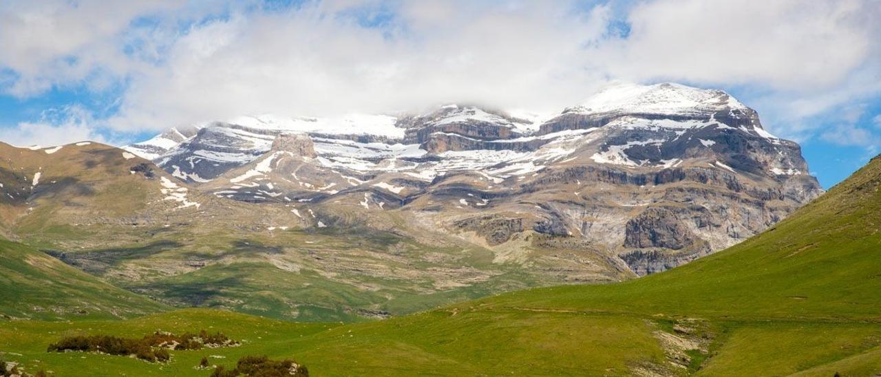 Panorámica del Monte perdido, uno de los últimos glaciares de los Pirineos.