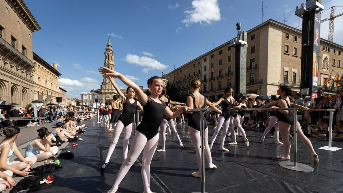 Vídeo | La danza desafía a la lluvia y sale a la calle en Zaragoza para celebrar su día mundial