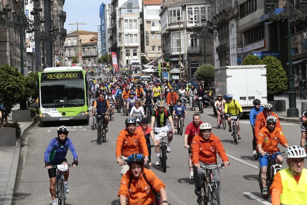 Centenares de vigueses de todas las edades participaron ayer en la marcha ciclista A Pedaliña que recorrió el centro de la ciudad para conmemorar el Día Mundial del Medio Ambiente y a favor de Unicef